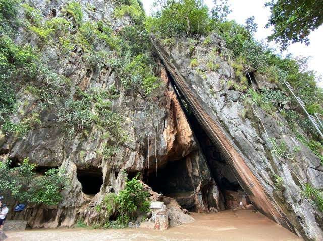 JAMES BOND ISLANDS